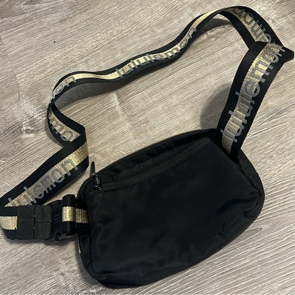 Black & Gold Belt Bag with Logo Strap *Zipper needs repair* - Picture 13 of 16